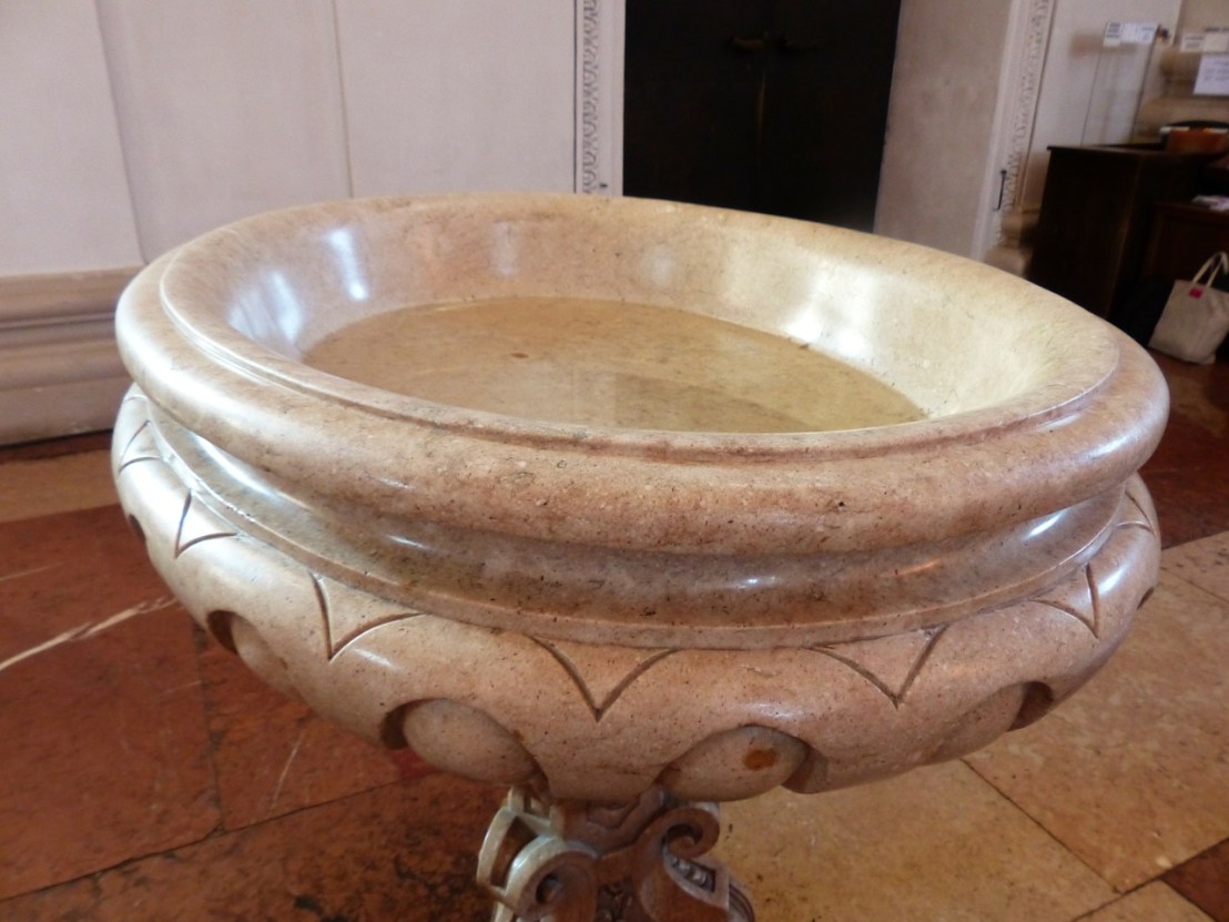 baptismal-font-116878_1280